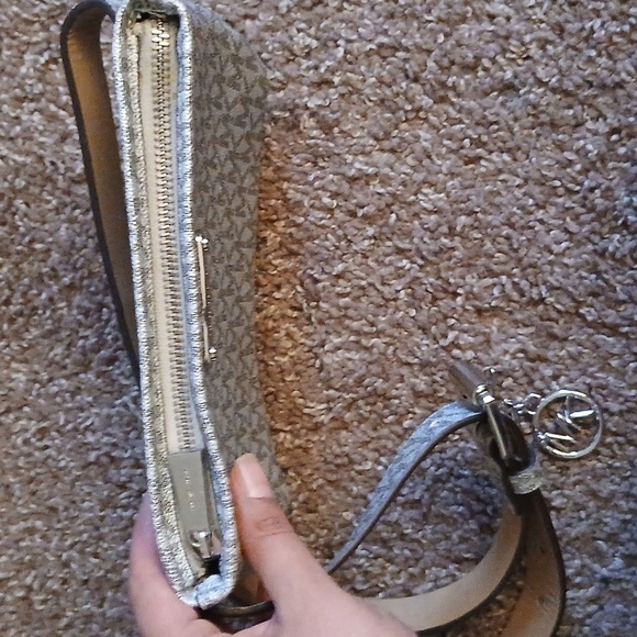 Micheal Kors silver monogram belted hip purse size S/M - Picture 5 of 15